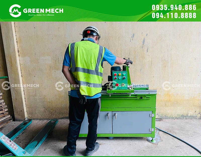 Máy mài dao băm gỗ dễ vận hành và bảo trì
